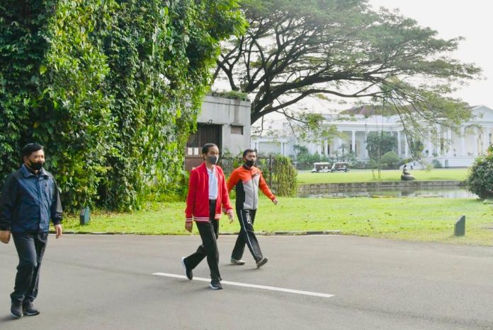 Presiden Joko Widodo bersama dengan Panglima TNI Hadi Tjahyanto dan Kapolri Idham Aziz lari pagi bersama diarea Istana Kepresidenan Bogor