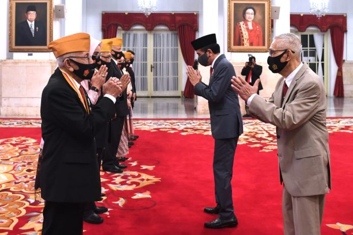Presiden Joko Widodo melantik anggota Dewan Pimpinan Pusat dan Dewan Pertimbangan Pusat Legiun Veteran Republik Indonesia sisa masa jabatan 2017-2020 di Istana Negara, Jakarta, Rabu 24 Juni 2020 3