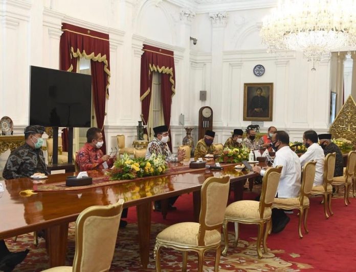 Presiden Joko Widodo membahas penanganan Covid-19 bersama tokoh lintas agama di Istana Merdeka, Jakarta