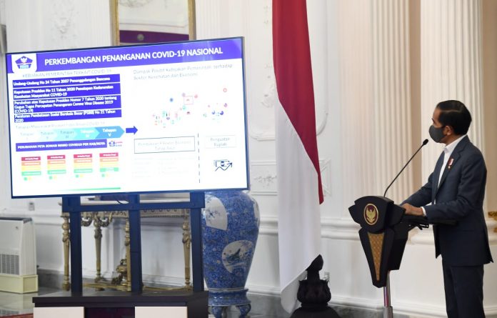 Presiden Joko Widodo memberikan keterangan pers di Istana Merdeka