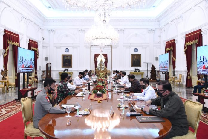 Presiden Joko Widodo memimpin rapat terbatas membahas percepatan penanganan dampak pandemik Covid-19 melalui telekoferensi dari Istana Merdeka, pada Senin 29 Juni 2020 2