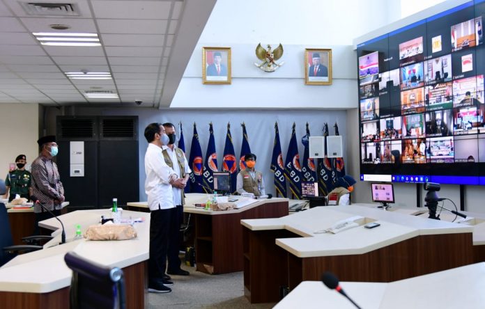Presiden Joko Widodo mengunjungi Kantor Gugus Tugas Percepatan Penanganan Covid-10 di Graha BNPB, Jakarta