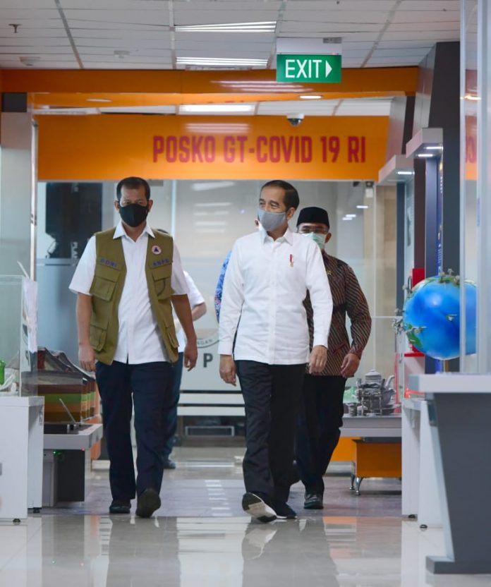 Presiden Joko Widodo mengunjungi Kantor Gugus Tugas Percepatan Penanganan Covid-10 di Graha BNPB, Jakarta, Rabu 10 Juni 2020