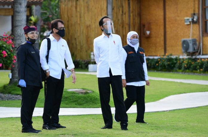 Presiden Joko Widodo mengunjungi Villa So Long dan Pantai So Long di Kabupaten Banyuwangi, Jawa Timur untuk meninjau persiapan prakondisi menuju adaptasi kebiasaan baru