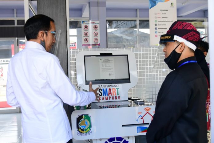 Presiden Joko Widodo meninjau Pasar Pelayanan Publik terpadu yang merupakan bagian dari Mal Pelayanan Publik di Banyuwangi