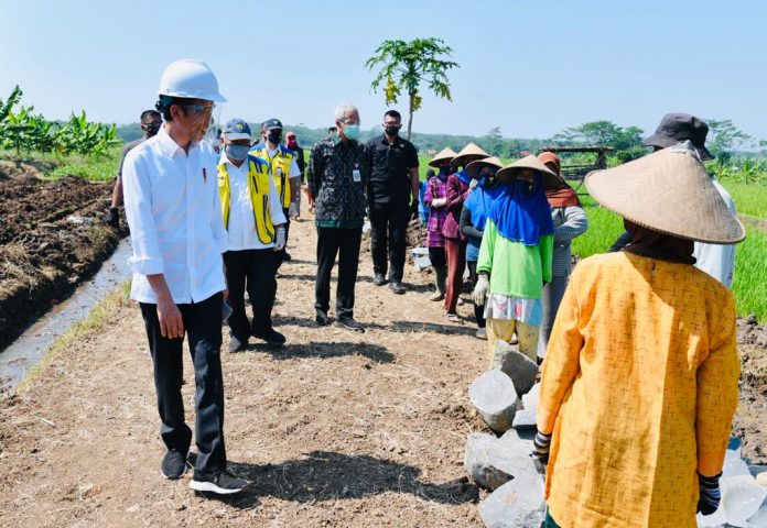 Presiden Joko Widodo meninjau proyek padat karya di Desa Ketangan, Batang, Jawa Tengah