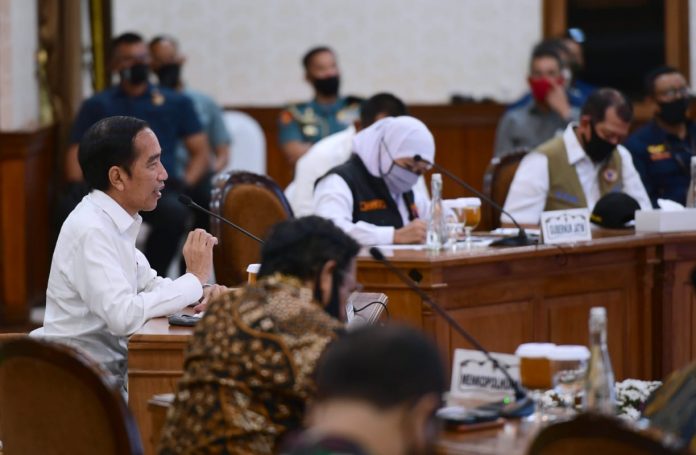 Presiden Joko Widodo saat memberikan arahannya di Gedung Negara Grahadi, Kota Surabaya, Jawa Timur, pada Kamis, 25 Juni 2020