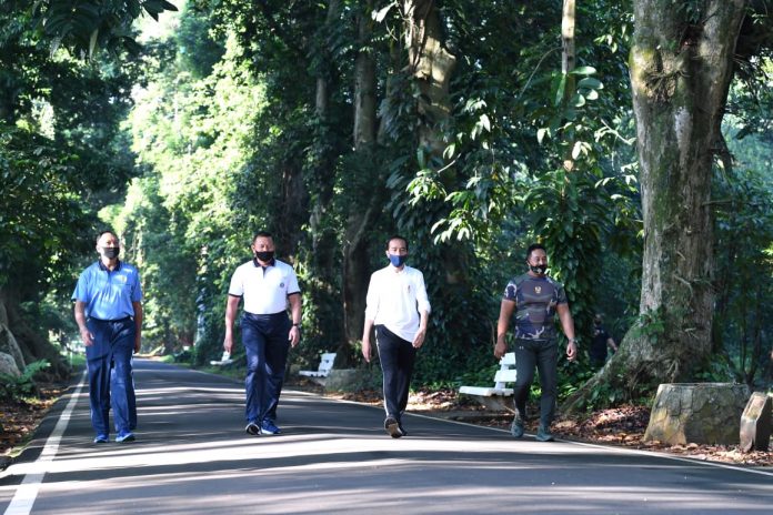 Presiden Jokowi berolahraga pagi dengan Kepala Staf Angkatan Darat, Kepala Staf Angkatan Udara, dan Kepala Staf Angkatan Laut di area Istana Kepresidenan Bogor, Jawa Barat, pada Minggu, 14 Juni 2020