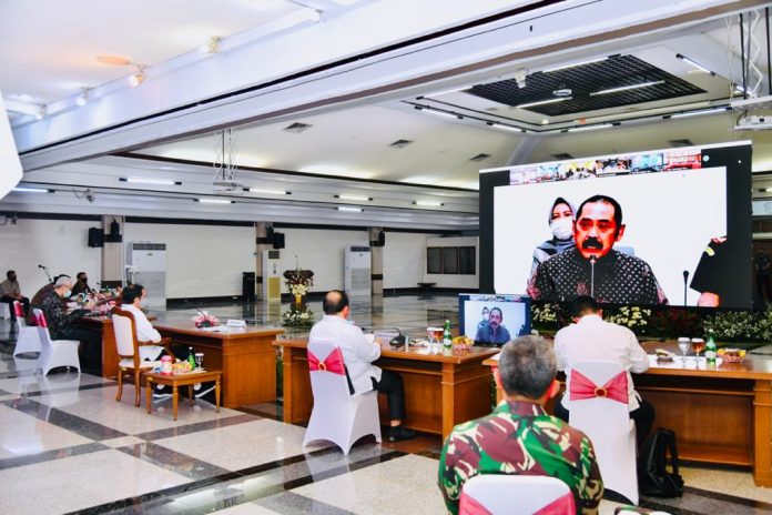 Presiden Jokowi saat memberikan arahan terkait penanganan Covid-19 di Posko Penanganan dan Penanggulangan Covid-19 Provinsi Jawa Tengah, pada Selasa, 30 Juni 2020