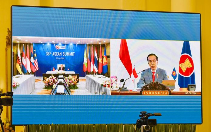 Presiden Jokowi saat menyampaikan pandangannya pada sesi pleno KTT ke-36 ASEAN melalui telekonferensi di Istana Kepresidenan Bogor, Jawa Barat, pada Jumat, 26 Juni 2020