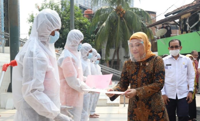 Program padat karya berupa penyemprotan disinfektan dengan mempekerjakan pekerja ter-PHK oleh Kementerian Ketenagakerjaan