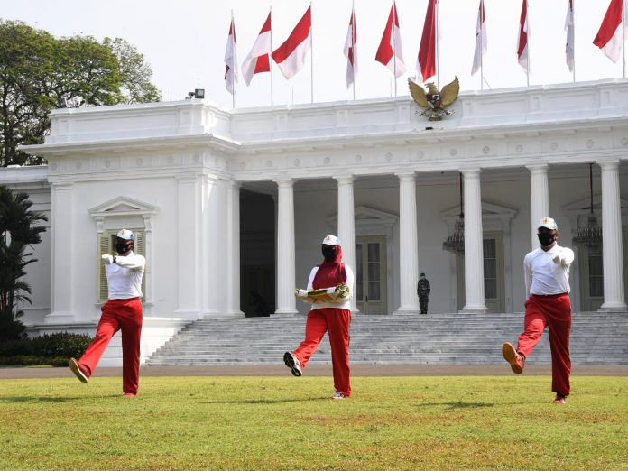 Latihan pengibaran bendera upacara Hari Ulang Tahun ke-75 Kemerdekaan Republik Indonesia di Istana Merdeka, Jakarta, 12 Juli 2020
