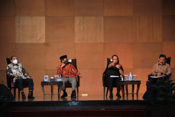 Menteri Dalam Negeri Muhammad Tito Karnavian berdialog dengan tokoh agama dan tokoh adat di Hotel Grand Aston, Medan, Sumatera Utara