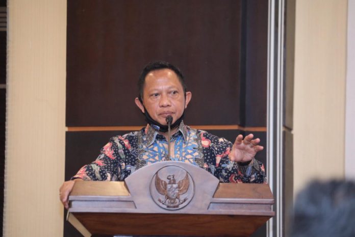 Menteri Dalam Negeri Tito Karnavian memberi arahan dalam acara Rakor Kesiapan Pilkada Serentak Tahun 2020 Di Provinsi Papua yang digelar di Swissbell Hotel Jayapura, Papua, Jumat 10 Juli 2020
