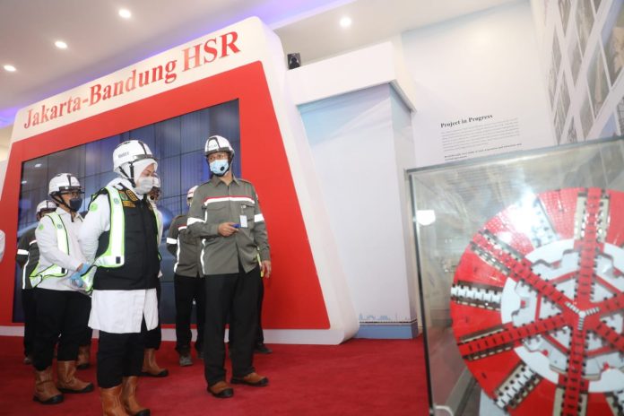 Menteri Ketenagakerjaan Ida Fauziyah meninjau proyek pembangunan terowongan bawah tanah Kereta Cepat Jakarta-Bandung
