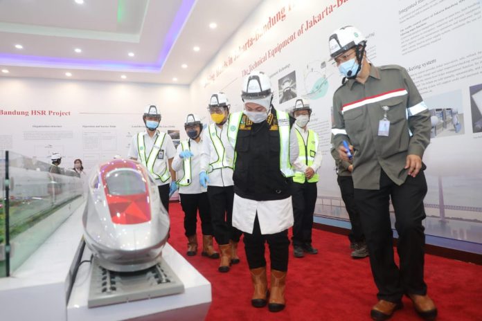 Menteri Ketenagakerjaan Ida Fauziyah usai melakukan inspeksi tunnel 1 proyek pembangunan terowongan KCJB di Jakarta Timur