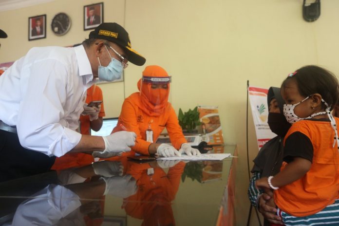 Menteri Koordinator Bidang Pembangunan Manusia dan Kebudayaan Muhadjir Effendy meninjau langsung proses penyaluran BST di Kantor Pos Desa Nglames