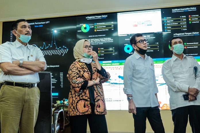 Menteri Pariwisata dan Ekonomi Kreatif Wishnutama Kusubandio meninjau fasilitas pelayanan publik di Kantor BPOM di Jakarta