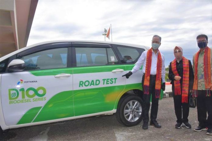 Menteri Perindustrian Agus Gumiwang Kartasasmita bersama Direktur Utama Pertamina Nicke Widyawati menjajal ruas jalan Kota Dumai dengan kendaraan menggunakan bahan bakar green diesel 100% atau D100