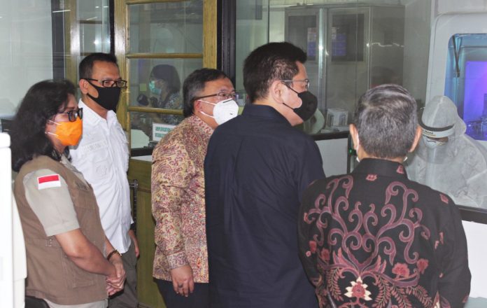 Menteri Riset dan Teknologi atau Badan Riset dan Nasional Bambang Permadi Soemantri Brodjonegoro di LBM Eijkman di Jakarta, pada hari ini, Kamis
