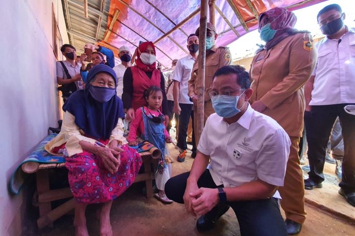 Menteri Sosial Juliari P. Batubara mengunjungi warga korban tanah longsor di Kecamatan Sukajaya, Kabupaten Bogor untuk menyerahkan bantuan jaminan hidup kepada 4.188 KK senilai Rp 3,72 miliar