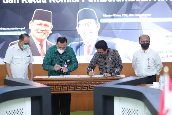 Penandatangan Nota Kesepahaman Bersama antara Kemendes PDTT dengan KPK RI terkait pemberantasan korupsi di desa, daerah tertinggal dan transmigrasi