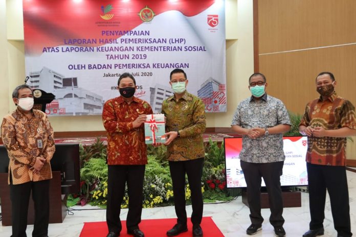 Penyampaian Laporan Hasil Pemeriksaan atas laporan Keuangan Kementerian Sosial Tahun 2019 oleh BPK