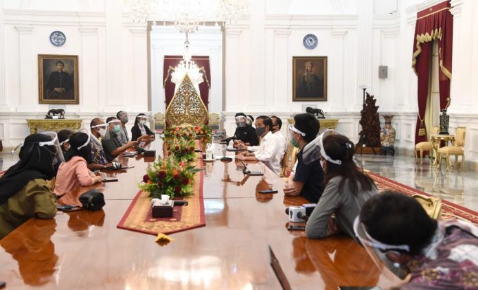 Presiden Joko Widodo berbincang dengan wartawan di Istana Merdeka, Senin 13 Juli 2020 2