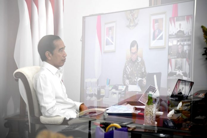 Presiden Joko Widodo memberi arahan kepada Komite Penanganan Covid-19 dan Pemulihan Ekonomi Nasional melalui rapat terbatas yang digelar melalui telekonferensi dari Istana Merdeka