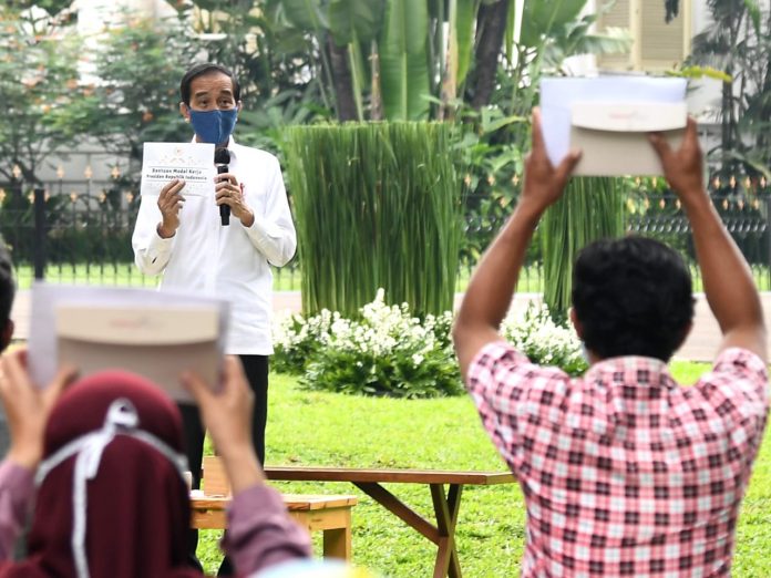 Presiden Joko Widodo memberikan bantuan modal kerja bagi sejumlah pelaku usaha kecil yang terdampak pandemi Covid-19 di halaman Istana Kepresidenan Bogor, Jawa Barat 2