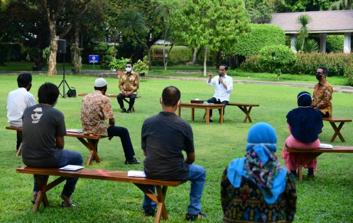 Presiden Joko Widodo memberikan bantuan modal kerja kepada 60 pelaku UKM di DKI Jakarta dan Kepulauan Seribu di halaman tengah Istana Merdeka