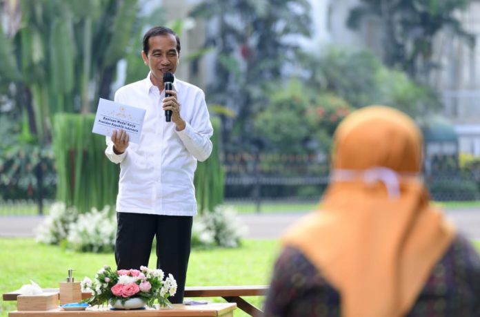 Presiden Joko Widodo memberikan bantuan modal kerja kepada 65 pelaku UKM di Halaman Istana Kepresidenan Bogor