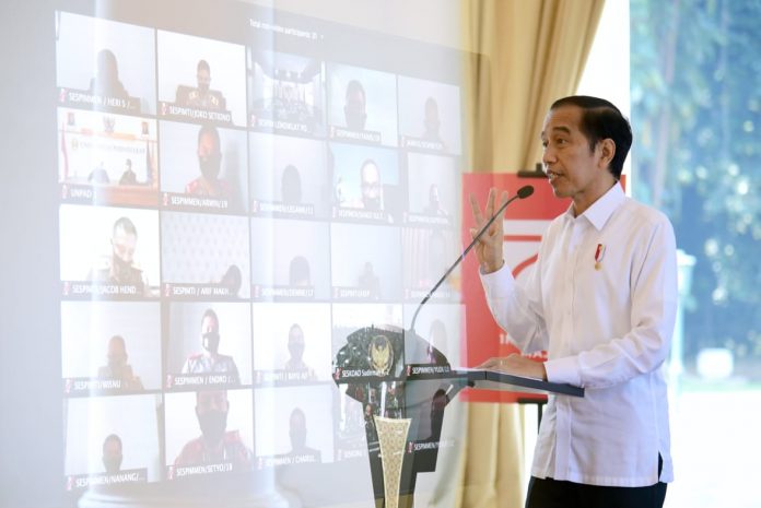 Presiden Joko Widodo memberikan pengarahan kepada peserta Program Kegiatan Bersama Kejuangan Tahun Anggaran 2020 melalui telekonferensi dari Istana Kepresidenan Bogor