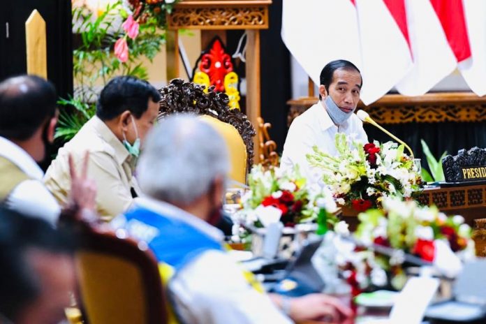 Presiden Joko Widodo memberikan sejumlah arahan di Posko Penanganan dan Penanggulangan Covid-19 Provinsi Kalimantan Tengah di Kantor Gubernur Kalimantan Tengah