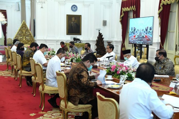 Presiden Jokowi dalam rapat terbatas membahas percepatan proyek strategis nasional jalan tol Trans-Sumatera dan jalan tol Cileunyi-Sumedang-Dawuan di Istana Merdeka