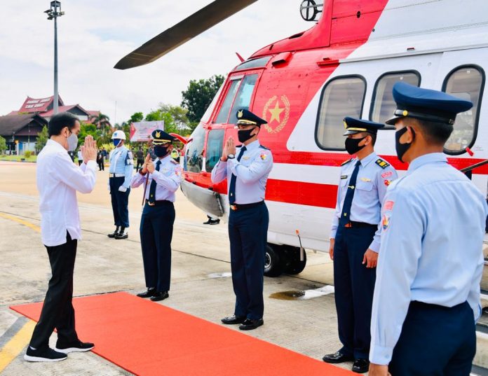 Presiden Jokowi langsung menuju Helikopter Super Puma TNI AU menuju Kabupaten Kapuas dengan menggunakan helikopter merah putih