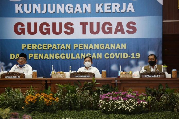 Rapat koordinasi pemerintah, gugus tugas nasional dengan rektor perguruan tinggi negeri dan swasta di Jawa Timur untuk menguatkan peran perguruan tinggi dalam menangani Covid-19