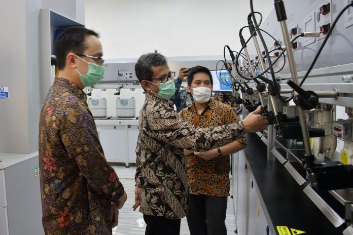 Wakil Menteri Perdagangan Jerry Sambuaga kunjungan kerja ke Direktorat Metrologi di Bandung untuk meninjau instalasi pengujian alat ukur uji massa, panjang, meter gas, air, dan BBM