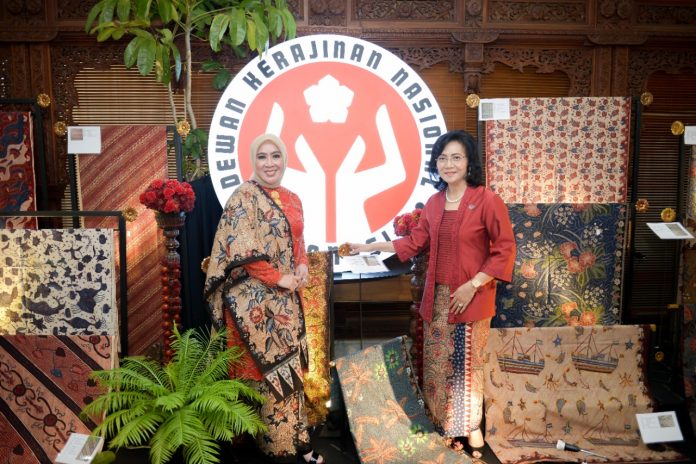 Kementerian Perindustrian bersama Dewan Kerajinan Nasional mendorong pelaku industri kecil menengah sektor kerajinan bisa berperan dalam rantai pasok global