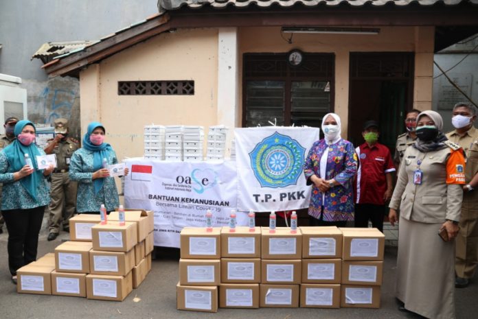 Ketua Umum Tim Penggerak PKK Pusat Tri Tito Karnavian membagikan masker, sabun, hand sanitizer sekaligus mensosialisasikan praktik protokol kesehatan di Kelurahan Johar Baru, Jakarta Pusat