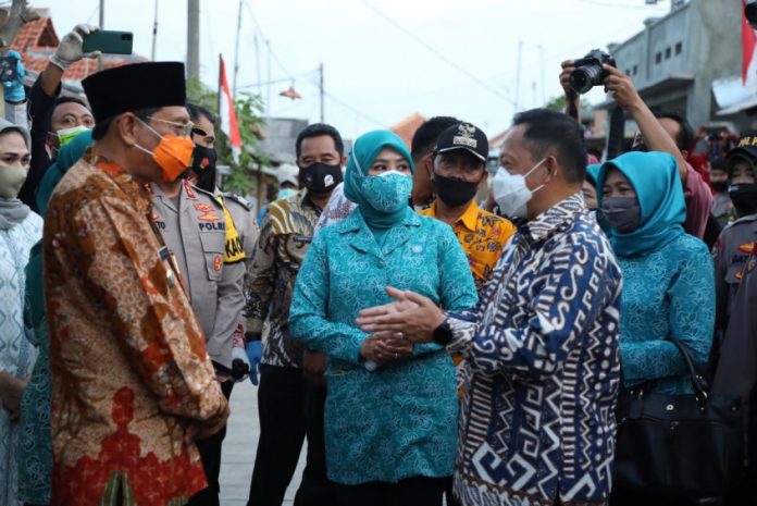 Menteri Dalam Negeri Tito Karnavian saat mengunjungi Indramayu, Jawa Barat untuk Launching Gerakan Sejuta Masker dan Rakor Kesiapan P