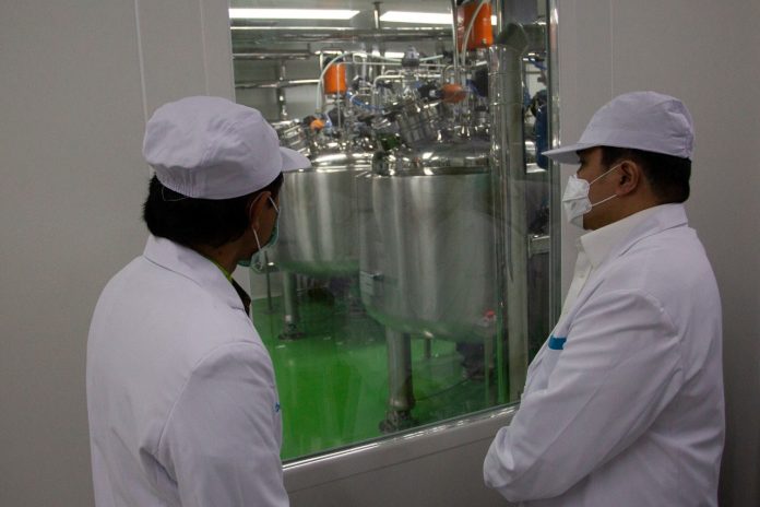 Menteri Erick Thohir saat meninjau laboratorium dan fasilitas produksi Bio Farma, perusahaan induk BUMN di bidang farmasi, di Bandung, Jawa Barat