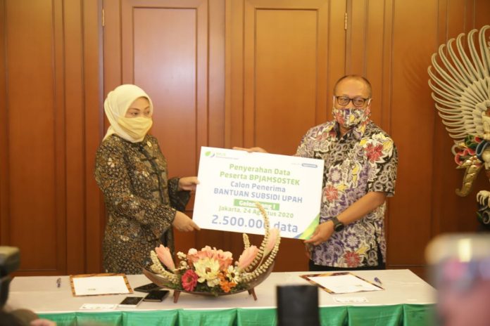 Menteri Ketenagakerjaan Ida Fauziyah menerima data 2,5 juta peserta BPJS Ketenagakerjaan calon penerima subsidi gaji dari Direktur Utama BPJS Ketengakerjaan Agus Susanto