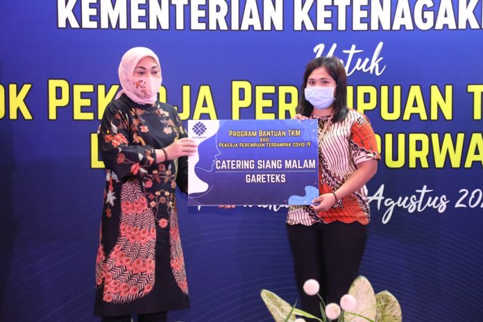 Menteri Ketenagakerjaan Ida Fauziyah secara simbolis menyerahkan bantuan program Tenaga Kerja Mandiri di Purwakarta, Jawa Barat, Kamis, 13 Agustus 2020