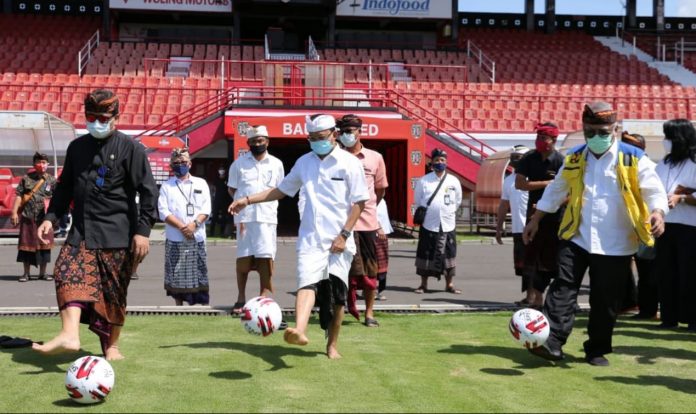 Menteri PUPR Basuki Hadimuljono dalam kunjungan kerjanya didampingi Gubernur Bali I Wayan Koster meninjau persiapan renovasi Stadion I Wayan Dipta di Bali, Kamis 6 Agustus 2020