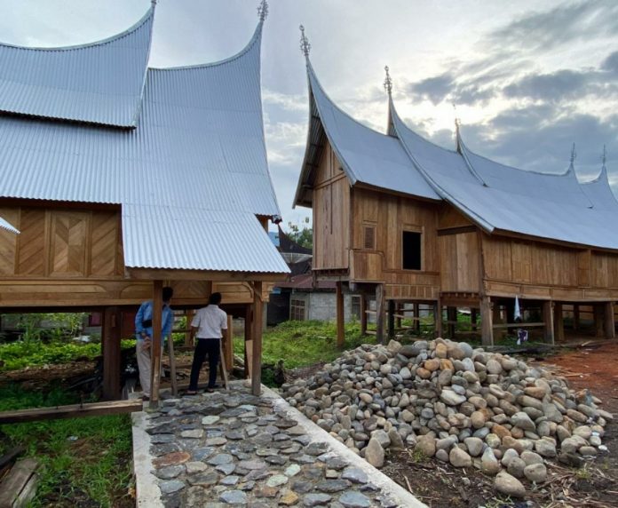 Pembangunan rumah gadang