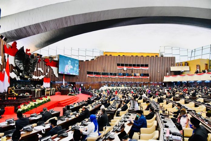 Penyampaian Pengantar Pemerintah atas RUU APBN Tahun Anggaran 2021 disertai Nota Keuangan dan Dokumen Pendukungnya di Ruang Rapat Paripurna