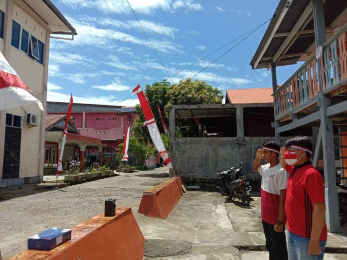 Peringatan HUT Ke-75 RI secara virtual oleh warga di belakang Polres Mamuju, Kalimantan Barat