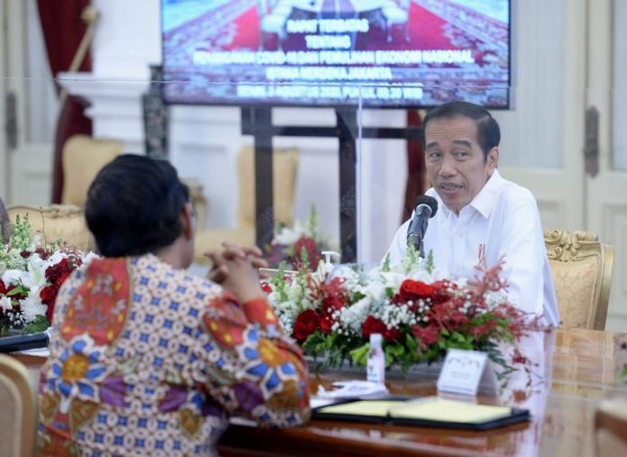 Presiden Joko Widodo memimpin rapat membahas Penanganan Covid-19 dan Pemulihan Ekonomi Nasional bersama jajarannya di Istana Merdeka, Senin 3 Agustus 2020