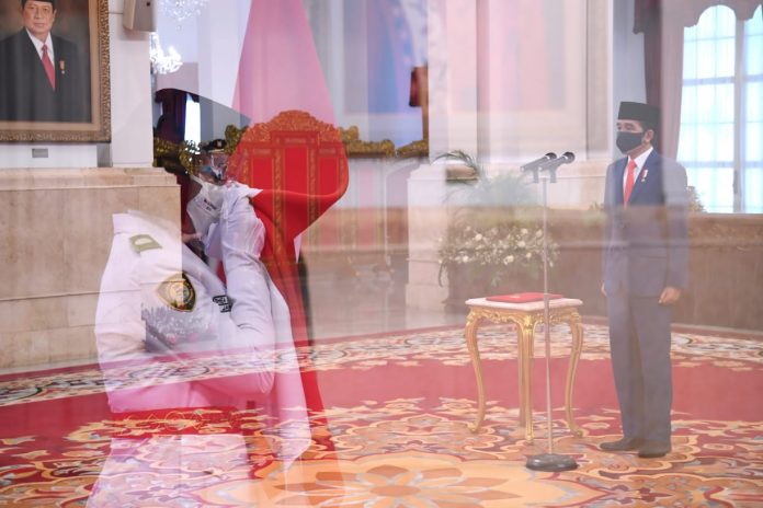 Presiden Joko Widodo mengukuhkan para pelajar SMA yang menjadi anggota Pasukan Pengibar Bendera Pusaka 2020 di Istana Negara, Jakarta, pada Kamis, 13 Agustus 2020